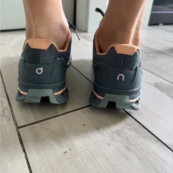 On Running Blue Athletic Shoes with Breathable Mesh and Sleek Design - Picture 4 of 8